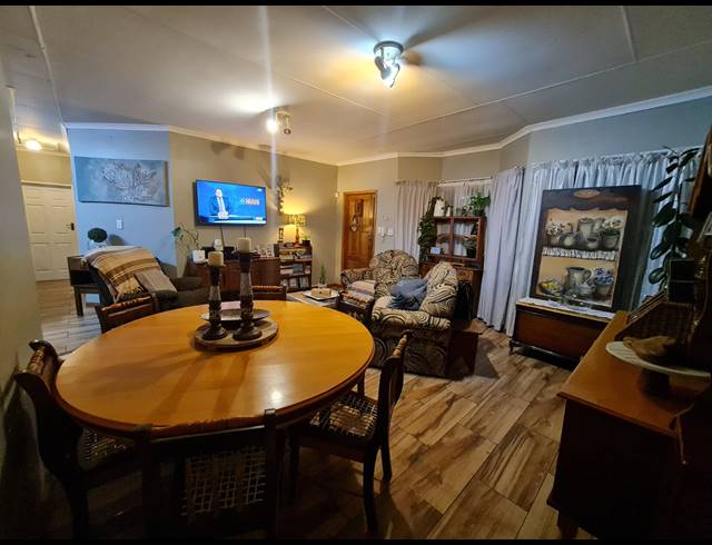 3 BEDROOM TOWNHOUSE TO LET IN LANGENHOVENPARK